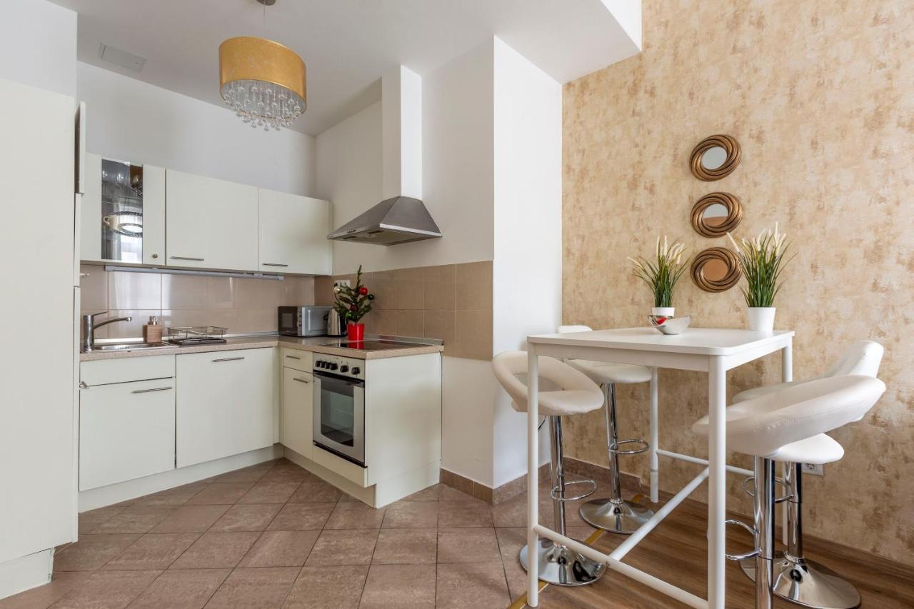 Explore From A Luxurious Cozy Apartamento