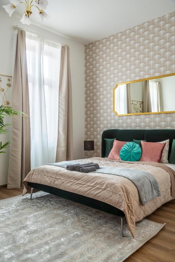Explore From A Luxurious Cozy Apartamento